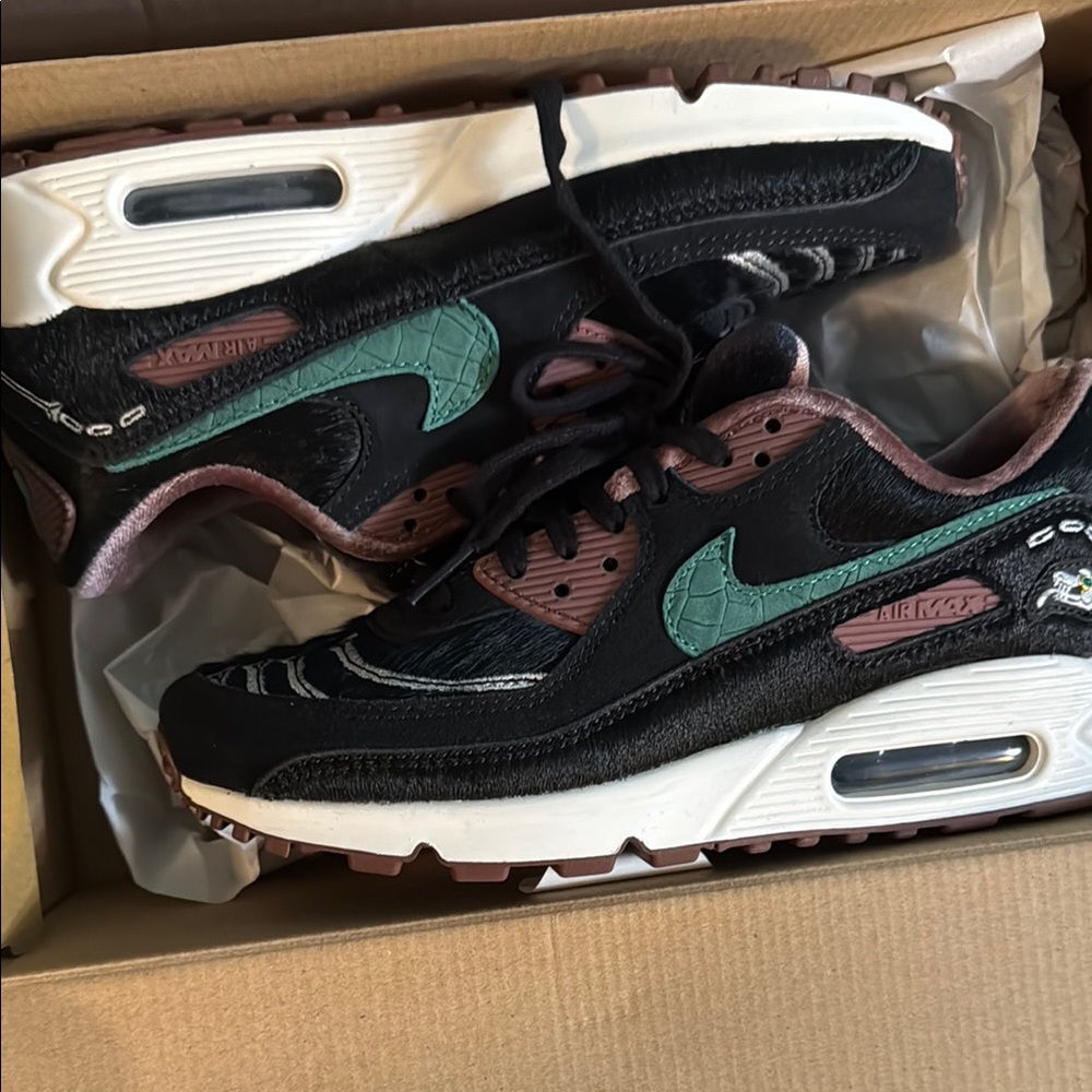 Nike Air Max 90 SE Limited Edition Siempre Familia. Purchased from Snkers app
